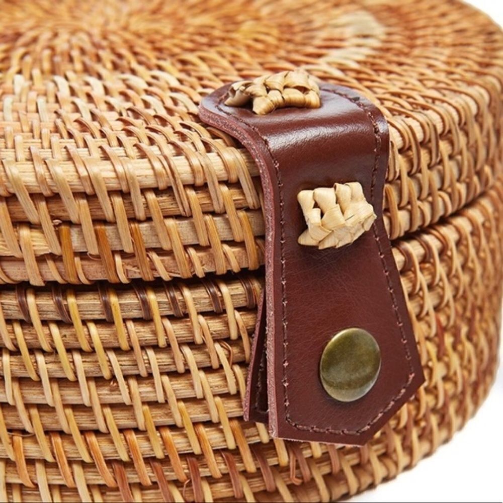 NWT Francesca’s Aquilina Circle Vegan Rattan Crossbody - Picture 7 of 7